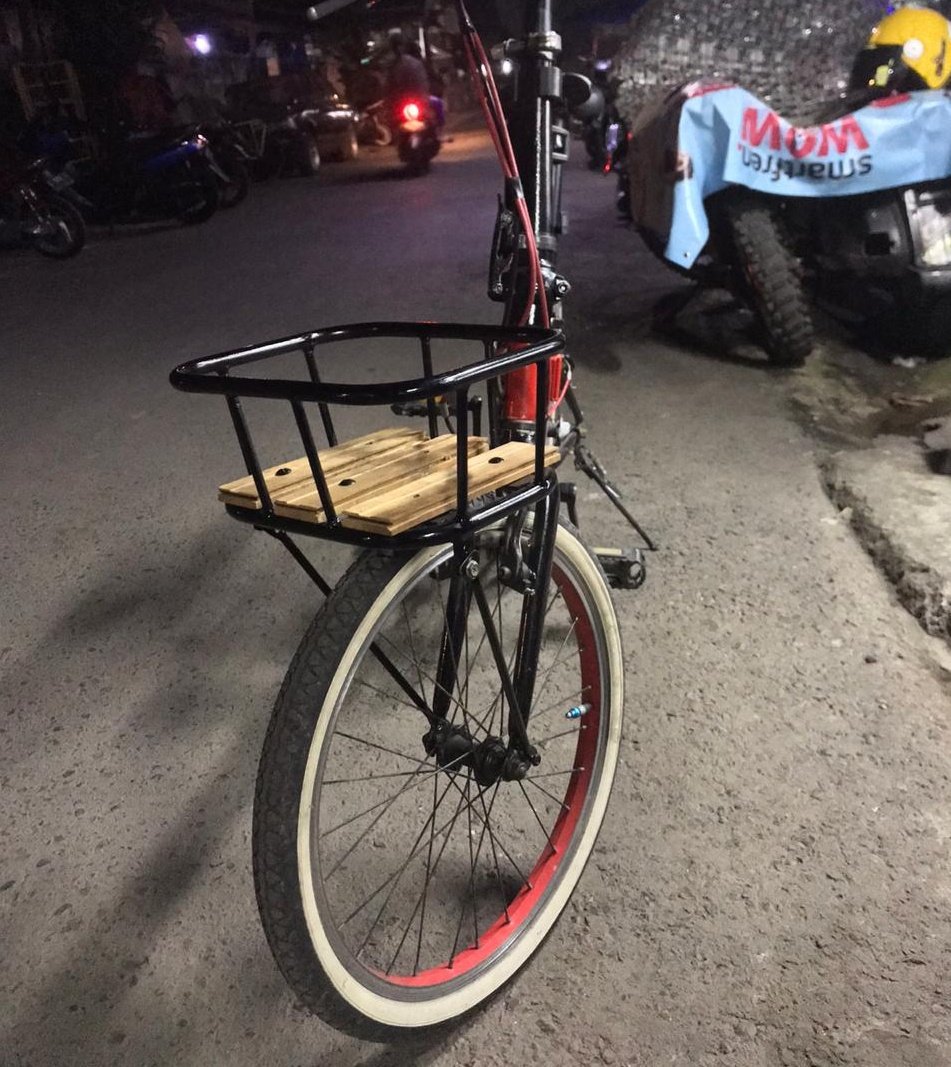 konyeeet's tweet photo. Liat di jalan lagi rame pada pake sepedah, bismillah mau nyoba ikhtiar bikin keranjang sepedah barangkali ada yang mau pesen, warna bisa request mau di chrome juga bisa, mau bahan dari stainless juga bisa, buat info lebih lanjut bisa jalur pribadi ya https://t.co/BgwZn7Dmln