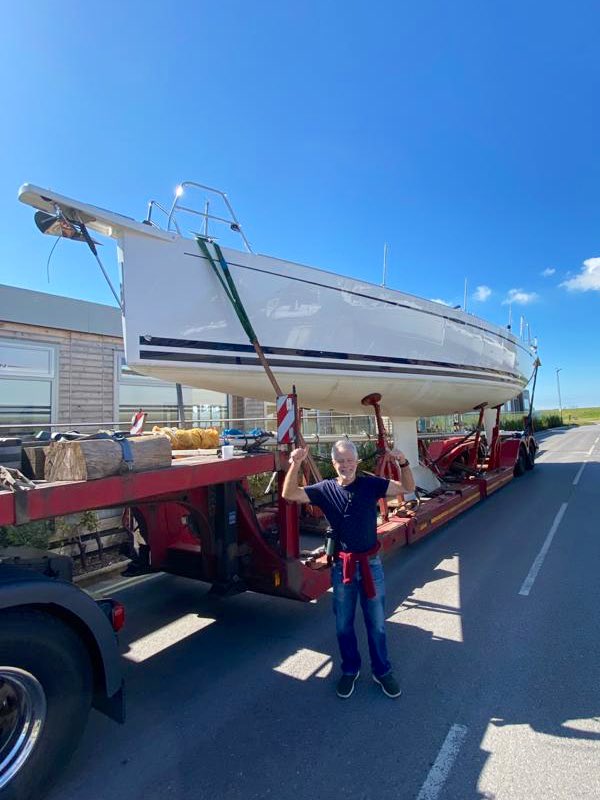 The latest Arcona 380 has arrived at Hamble Point. Here to be dressed for the <a href="/RolexMiddleSea/">Rolex Middle Sea Race</a> Race. One happy owner!
Find out more about the Arcona 380
seyachts.com/new-yachts/arc…
#arconayachts #yacht #performancecruiser #arcona380 #sailing