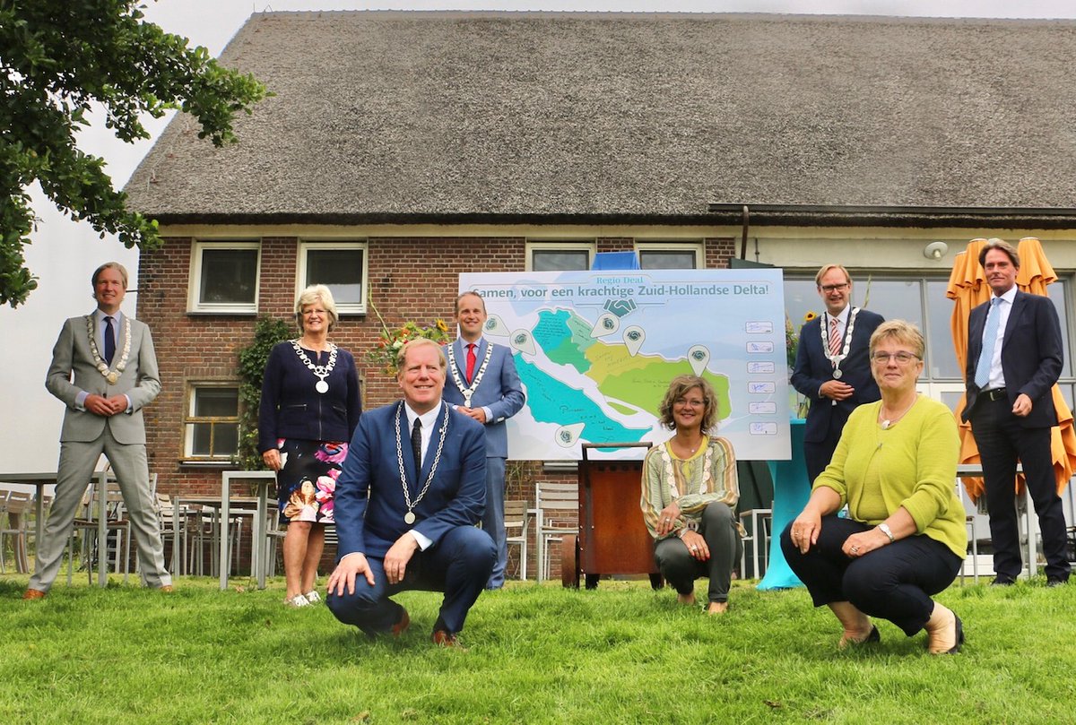 ZH_Delta's tweet photo. De handtekeningen zijn gezet. De Regio Deal Zuid-Hollandse Delta, waar 6 gemeenten samen met het Rijk 
€ 15 miljoen investeren in de regio, is officieel van kracht. Het geld gaat naar gezamenlijke projecten. https://t.co/Wu62MM8fE7 #regiodeal https://t.co/vV3xyRIhaT