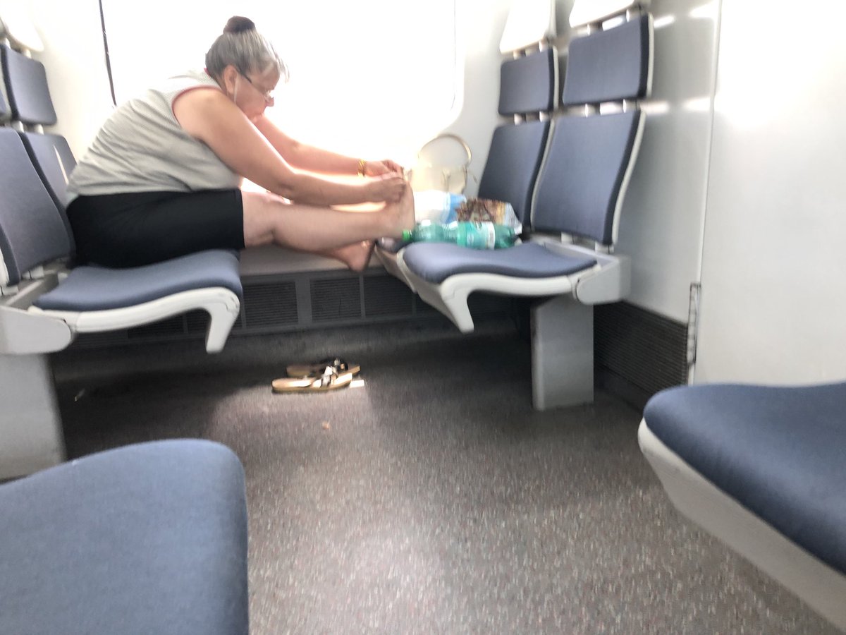 katiahueso's tweet photo. ⁦@CercaniasMadrid⁩ hacerse la pedicura sin mascarilla también vale? https://t.co/mW39Z2pE0k