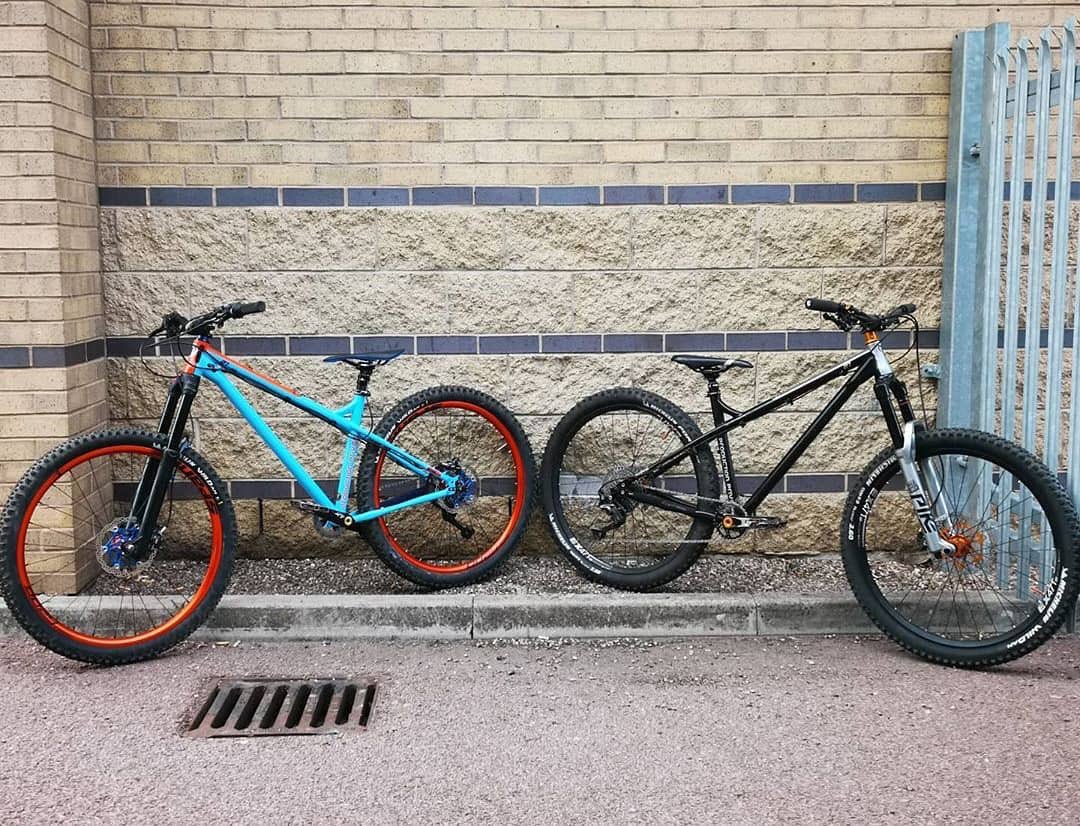 steelisrealmtb's tweet photo. Whats better than 1 Shan?
2 of em😍👌🏻
#ridepp #productionprivee #shan27 #urban #odi #dmr #freeride #freeridemtb #steelisreal #hardcorehardtail #enduro #enduromtb #sendit #hardtail #mtb #mtblife #hope #hopetech #rockshox #raceface #sram #shimano #steelisrealmtb #ridemoreworkless https://t.co/WWlkvBTRkM