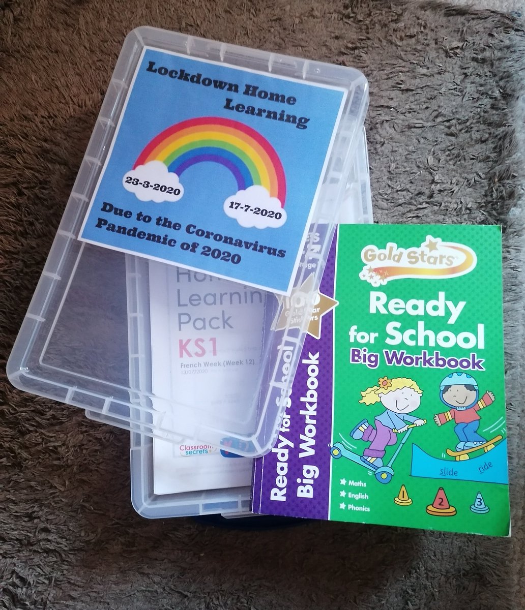 Cat19762017's tweet photo. And that's it....school is out! 🎉🎉 17 weeks of home learning done 🥴 roll on September! Only 6 and a bit weeks to go 👍😜 @ClassPanda @Huntingtower https://t.co/R1A9ojBsvc