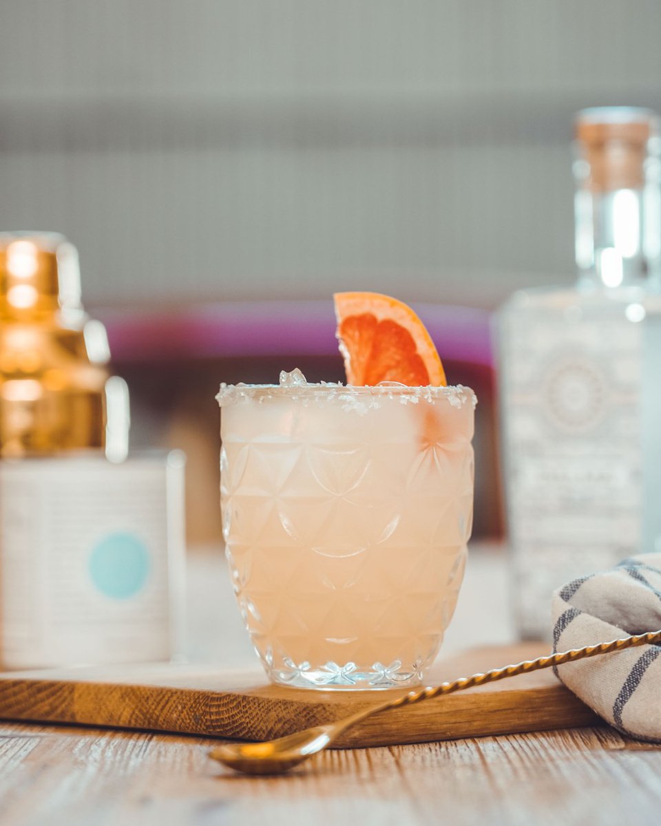 We are feeling very refreshed this #cocktailfriday with a Palma Vodka Salty Dog 🍹Cheers!
1oz Palma Vodka
3oz grapefruit juice
1/2oz lemon soda
Salt
Grapefruit 
Rub glass rim with grapefruit and dip into salt. Add vodka, grapefruit juice and ice to the glass and top with soda