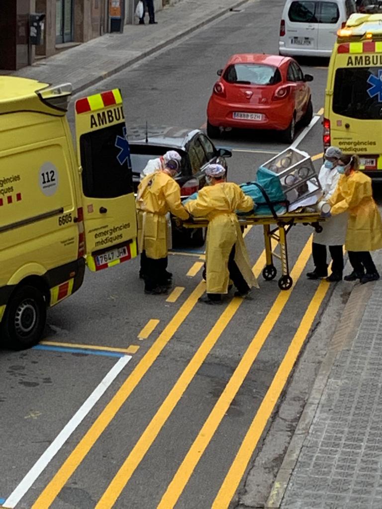 SimoSusana's tweet photo. Vaya mañanita llevamos. Esto sigue creciendo. Estamos muy cansados, sudamos mucho y solo os pedimos q os pongáis la mascarilla (sobre todo), lavéis las manos y mantengáis distancia. Haced caso, por favor. Foto q me ha hecho llegar Mónica Moya https://t.co/ax6DXSGcKD