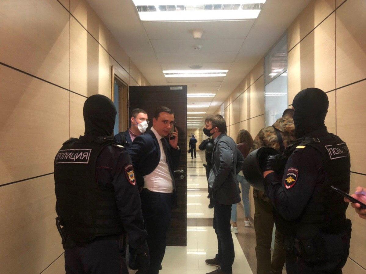Обыск в газете черновик. Следственный комитет обыск. Вариант обыски. Обыск в квартире навального. Силовики у двери.