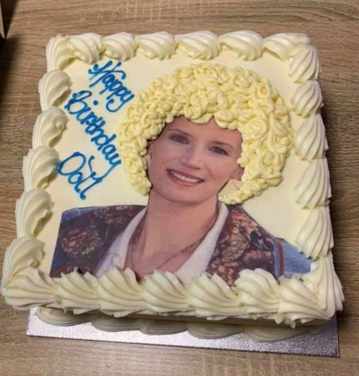 dreamymuke's tweet photo. If I don’t get this cake I want a refund https://t.co/8KJcOvwcH9