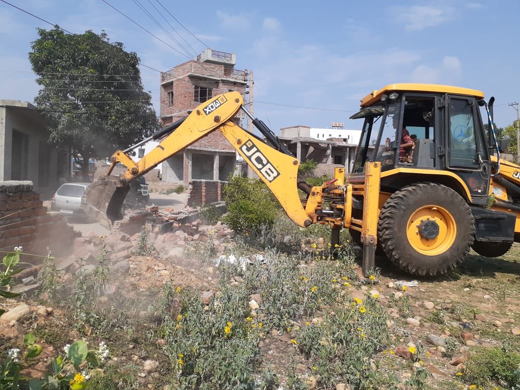 JammuSdm's tweet photo. State land measuring 7 Kanals worth several crores was retrieved today in village Sunjwan in anti- encroachment drive by revenue department today. @dcjammuofficial @diprjk https://t.co/g0jXofl7Up
