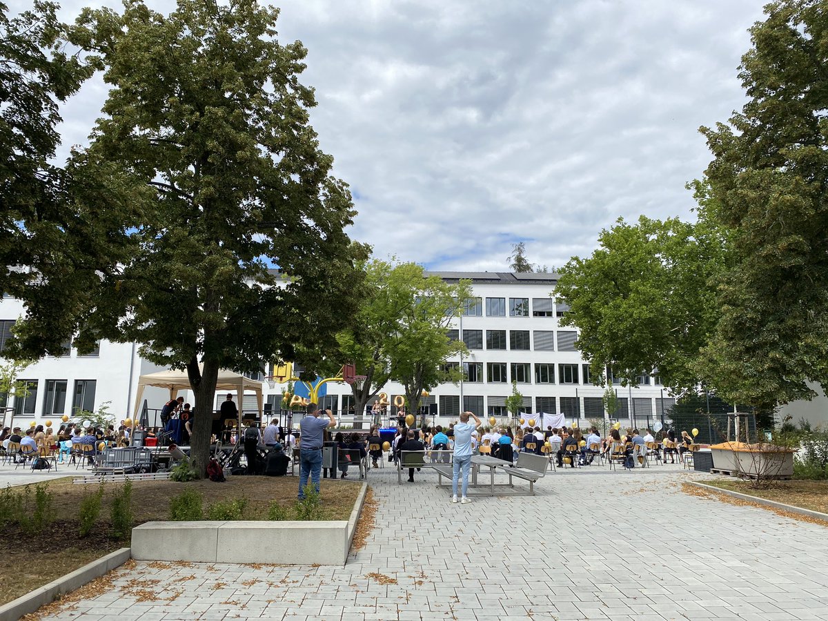 annekatweiss's tweet image. #abifeier auf dem Pausenhof - so gut es eben geht unter Wahrung alles Auflagen. #coronabi #abi2020 #twlz #twitterlehrerzimmer