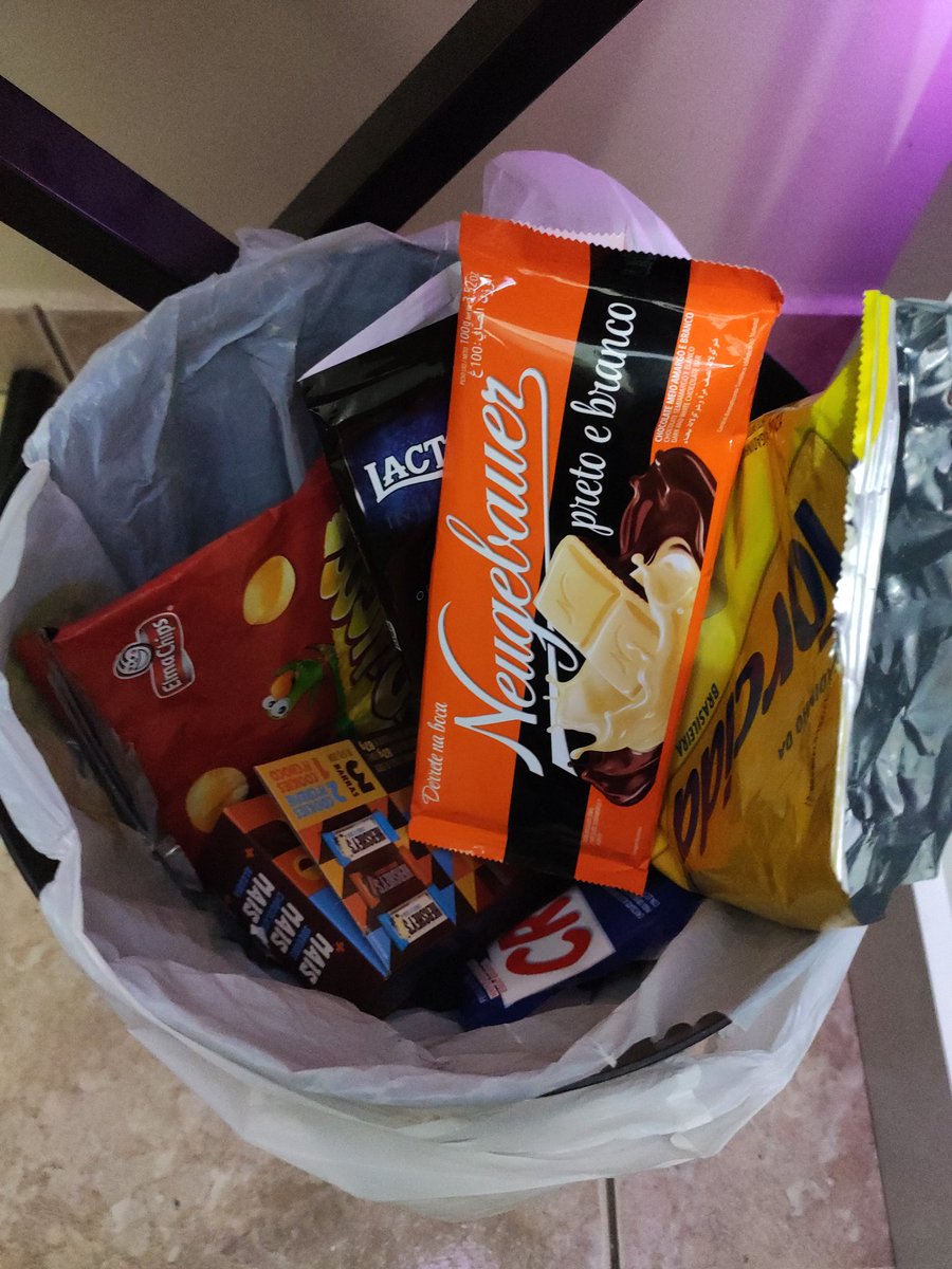 rickzaoTV's tweet photo. O cesto de lixo mais próximo do seu PC denuncia quem é vc.. 😬🙃🍫🥰
.
.
#trash #chocolatra #chocolatras #elmachips #torcida #streamer #gamer #pcgaming https://t.co/GFFdMifzXo