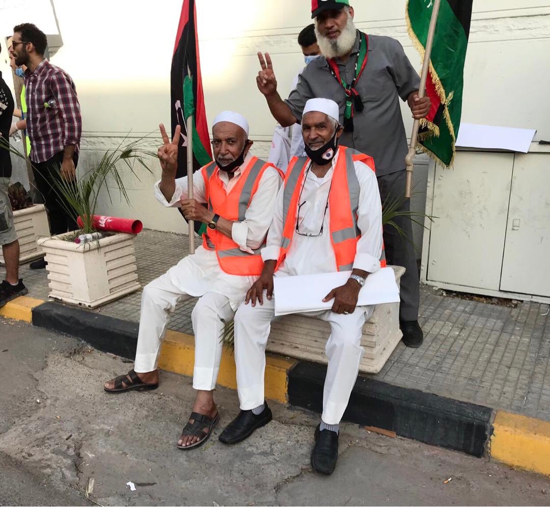 grassrootmail's tweet photo. الاربعاء 15 
أكتر من مجموعة، والرسالة وحدة.
#الكهرباء
#طرابلس

Wednesday 15
Various civil groups gathered. One cause.
#electricity
#Tripoli https://t.co/9vnbQhZfBW
