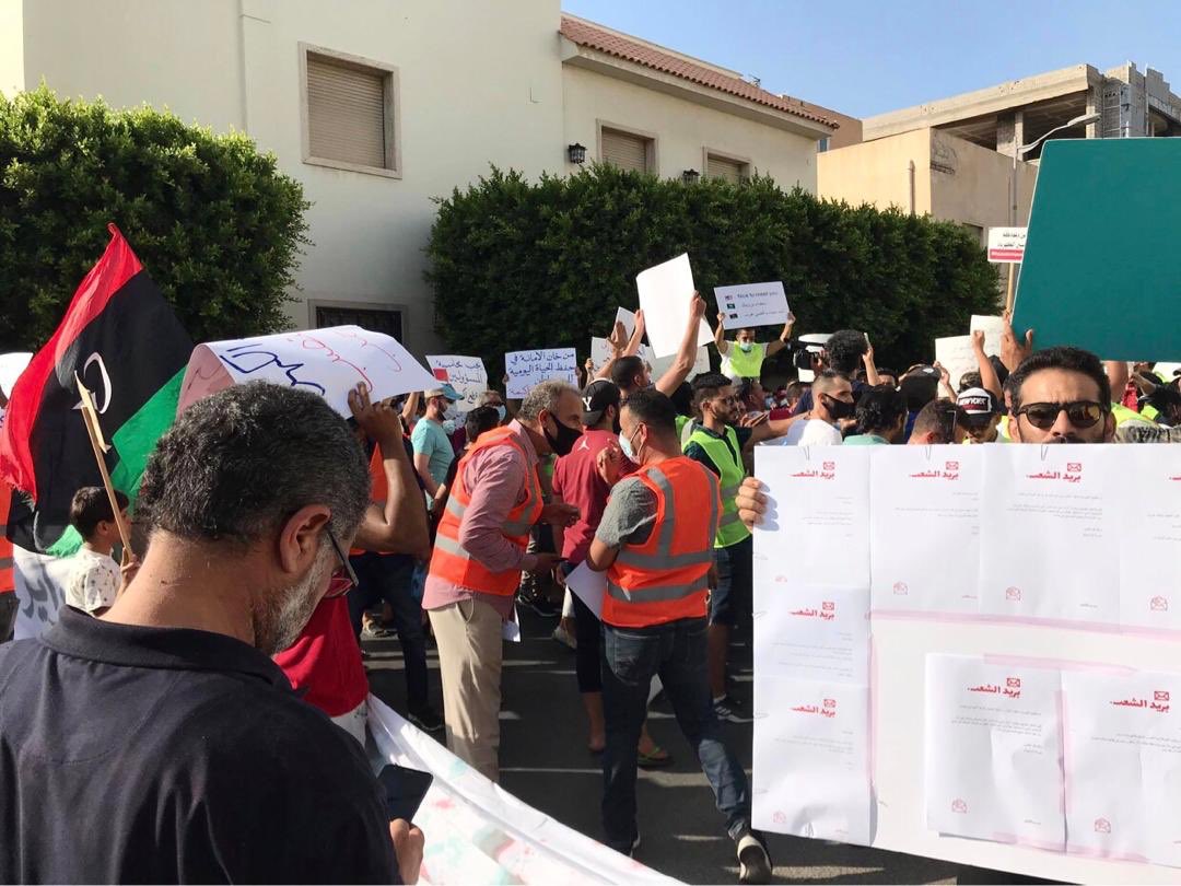 grassrootmail's tweet photo. الاربعاء 15 
أكتر من مجموعة، والرسالة وحدة.
#الكهرباء
#طرابلس

Wednesday 15
Various civil groups gathered. One cause.
#electricity
#Tripoli https://t.co/9vnbQhZfBW