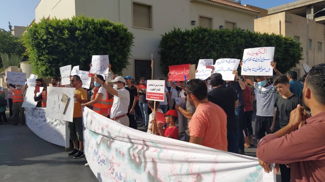 grassrootmail's tweet photo. الاربعاء 15 
أكتر من مجموعة، والرسالة وحدة.
#الكهرباء
#طرابلس

Wednesday 15
Various civil groups gathered. One cause.
#electricity
#Tripoli https://t.co/9vnbQhZfBW