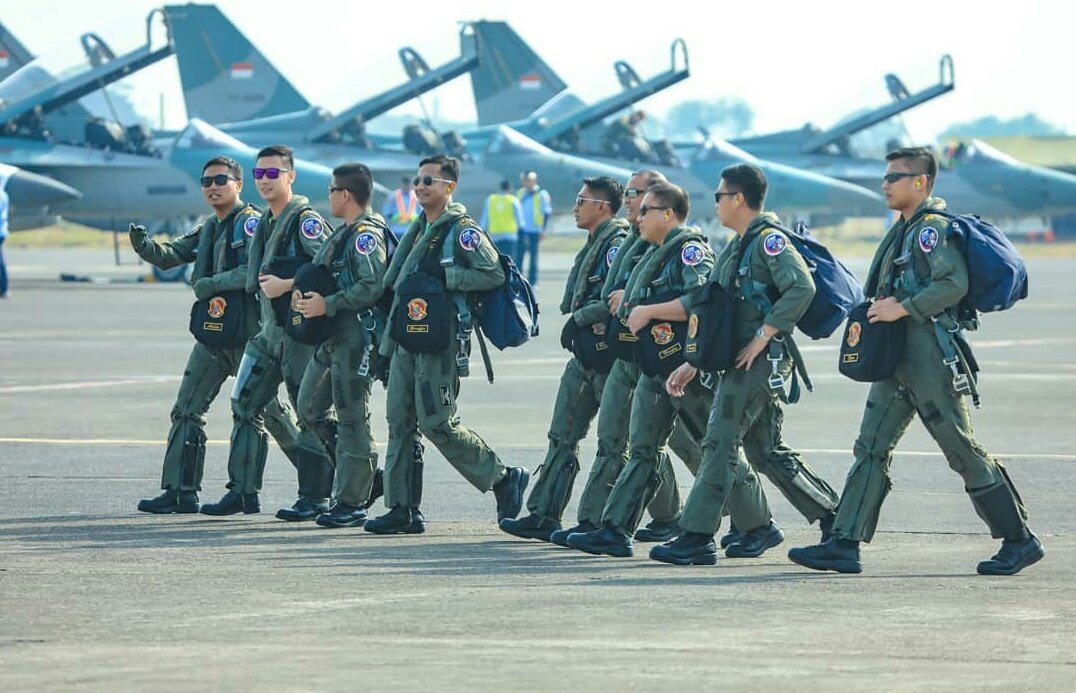 _TNIAU's tweet photo. Inilah para pria pilihan ibu mertua. 

"Mereka lebih mengutamakan kesetiaan ketimbang rasa"

👮

#jauhdilangitdekatdihati
#JagaJarak 
#TNIAU https://t.co/U89CSQd07U