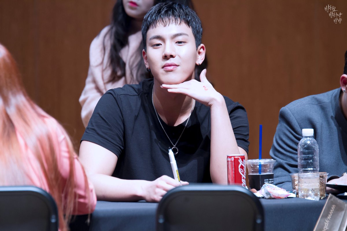 shownu_tmi's tweet photo. 15. 셔누는 턱을 자주 만지고 턱수염 뽑기를 즐긴다. https://t.co/PSX2XnbZlY