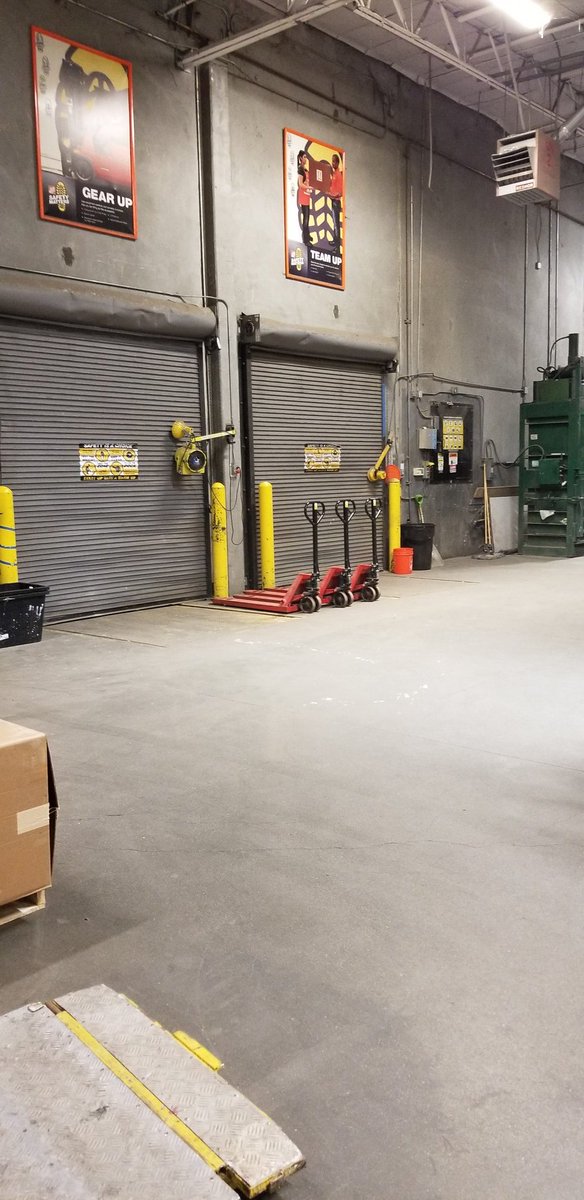 Jesusramirez698's tweet photo. 2.3k RDC truck and Mira Loma Done💪🏽💯,  Extremely proud of my  freight  team and Supervisor. Thousands  Oaks  Store 6662 STRONG!!! Outstanding recieving standards👏 https://t.co/8bbsVDo3Fr
