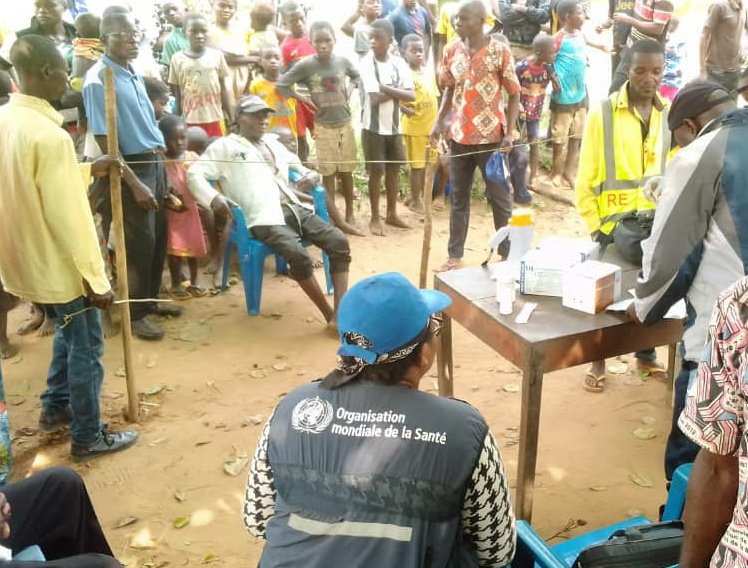 OMSRDCONGO's tweet photo. En 🇨🇩, nos équipes arpentent les villages reculés pour atteindre près de 150 enfants ayant raté la vaccination contre la #rougeole. C'est le cas ici au village Lonkembe, dans la ZS de Banzow-Moke, province de #MAÏNDOMBE, avec un plaidoyer pour 1 engagement fort des leaders locaux https://t.co/vYK4g8PfsM