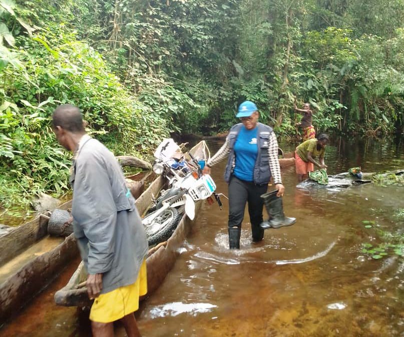 OMSRDCONGO's tweet photo. En 🇨🇩, nos équipes arpentent les villages reculés pour atteindre près de 150 enfants ayant raté la vaccination contre la #rougeole. C'est le cas ici au village Lonkembe, dans la ZS de Banzow-Moke, province de #MAÏNDOMBE, avec un plaidoyer pour 1 engagement fort des leaders locaux https://t.co/vYK4g8PfsM