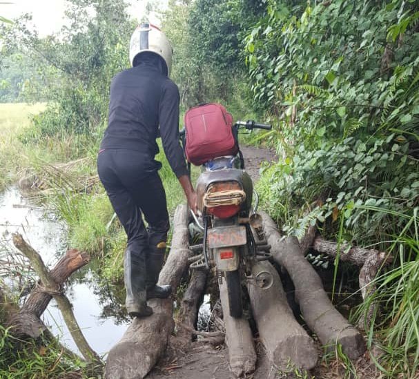 OMSRDCONGO's tweet photo. En 🇨🇩, nos équipes arpentent les villages reculés pour atteindre près de 150 enfants ayant raté la vaccination contre la #rougeole. C'est le cas ici au village Lonkembe, dans la ZS de Banzow-Moke, province de #MAÏNDOMBE, avec un plaidoyer pour 1 engagement fort des leaders locaux https://t.co/vYK4g8PfsM