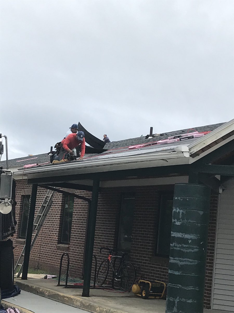 hrouelle's tweet photo. New roof is going on at #GECS! Yes, that’s my office directly below. #productivenoise #summerlifeforaprincipal #buildingmaintenance https://t.co/1aU11vLh3v