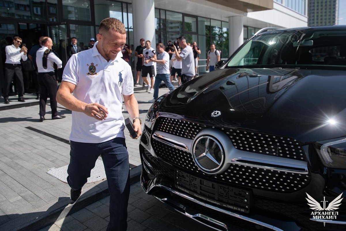 rcc_sport's tweet image. Russian fighter Petr Yan's @PetrYanUFC got a  Mercedes for winning the UFC title fight.

The head of Russian Cooper Company Igor Altushkin presented a new Mercedes to the UFC champion