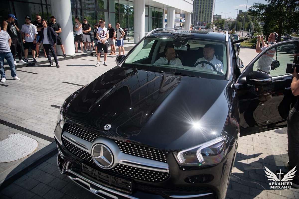 rcc_sport's tweet image. Russian fighter Petr Yan's @PetrYanUFC got a  Mercedes for winning the UFC title fight.

The head of Russian Cooper Company Igor Altushkin presented a new Mercedes to the UFC champion