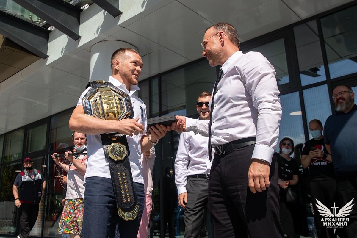 rcc_sport's tweet image. Russian fighter Petr Yan's @PetrYanUFC got a  Mercedes for winning the UFC title fight.

The head of Russian Cooper Company Igor Altushkin presented a new Mercedes to the UFC champion