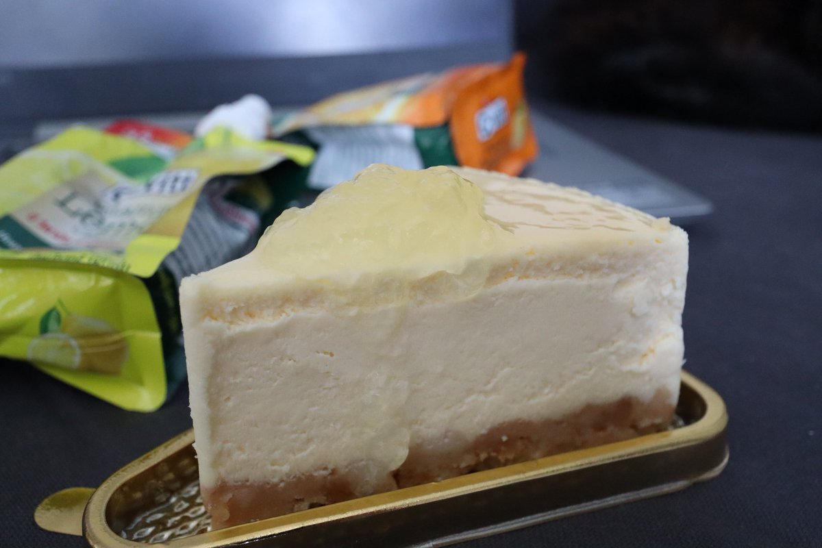 iJune4S's tweet photo. ของกินเล่นแต่อร่อยจริงวันนี้เสนอตอน #CvittJelly เป็น #วิตามินซีเจลลี่ ที่เพิ่งออกใหม่ มี 2 รส ส้มกับเลมอน พกง่ายกินได้ตลอดเว คนชอบดูหนังแล้วมือยังว่างควรเอานังไปถือไว้ ดูไปดูดไปก้ได้ละวิตามินซี 200% กินกับอะไรก็อร่อยในราคา 18฿ เท่านั้น ! พิกัดเซเว่น , Lawson เลยแม่ ไม่ควรพลาดจ้า https://t.co/GjrHqdYqv3