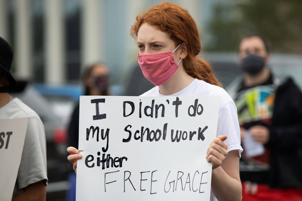 ajplus's tweet photo. A Black 15yo girl in Detroit was sent to juvenile detention for not finishing her schoolwork.

A judge said it violated her probation. Grace has ADHD and is struggling with online learning, says @ProPublica.

Hundreds of classmates protested for authorities to #FreeGrace: https://t.co/9Enkgps3ow