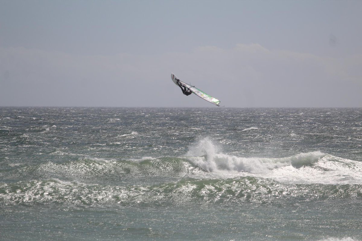 Buzz_Active's tweet photo. Sundays members session will be focusing on harness technique with Jamie and Luke. Forecast looks good offshore keeping sea state flat ideal for hooking in! #windsurfing #wind #buzzactive #surfing #surf #harness #sailing https://t.co/CfiQtJqxwJ