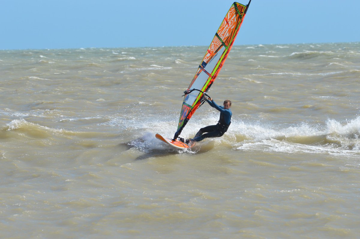 Buzz_Active's tweet photo. Sundays members session will be focusing on harness technique with Jamie and Luke. Forecast looks good offshore keeping sea state flat ideal for hooking in! #windsurfing #wind #buzzactive #surfing #surf #harness #sailing https://t.co/CfiQtJqxwJ