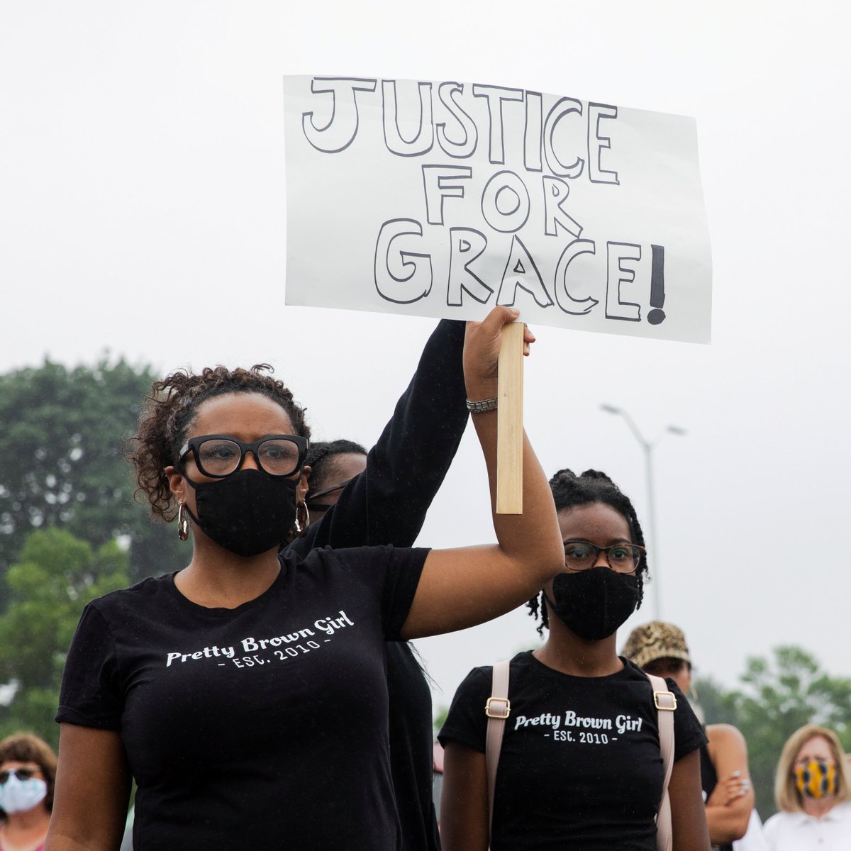 ajplus's tweet photo. A Black 15yo girl in Detroit was sent to juvenile detention for not finishing her schoolwork.

A judge said it violated her probation. Grace has ADHD and is struggling with online learning, says @ProPublica.

Hundreds of classmates protested for authorities to #FreeGrace: https://t.co/9Enkgps3ow