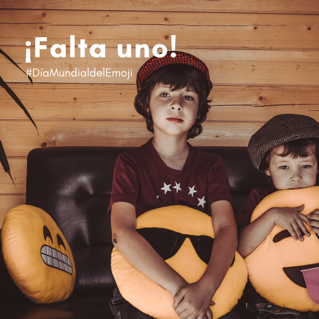 ¡Sí, falta un Emoji, el de #familianumerosa! Nos preguntamos por qué entre todos los tipos de familia representados en estos simpáticos iconos no hay una familia de 3 hijos, la familia numerosa tipo. ¡Queremos nuestro emoji de #familianumerosa! Haz RT si tú también lo quieres 😉