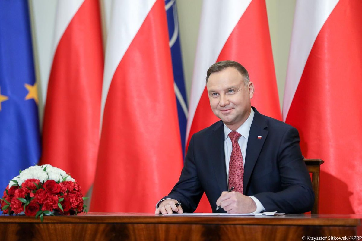 Tulajew's tweet photo. ☀#PolskiBonTurystyczny już z podpisem Prezydenta RP @AndrzejDuda. 👏👏👏 https://t.co/A7gwnbO926