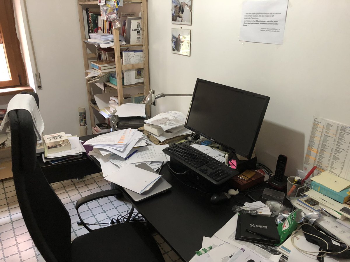 Des articles écrits souvent dans le bureau de  @LaCroix au-dessus du Vatican ou dans notre box  @HolySeePress (partagé avec l’excellente  @evaenlaradio de la radio espagnole  @COPE), lieu international de rencontres entre journalistes du monde entier