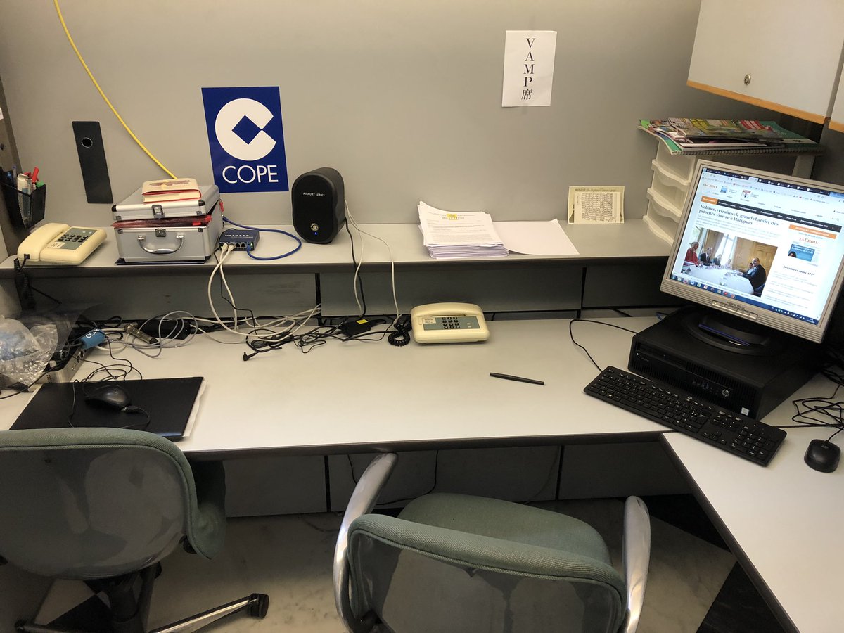 Des articles écrits souvent dans le bureau de  @LaCroix au-dessus du Vatican ou dans notre box  @HolySeePress (partagé avec l’excellente  @evaenlaradio de la radio espagnole  @COPE), lieu international de rencontres entre journalistes du monde entier