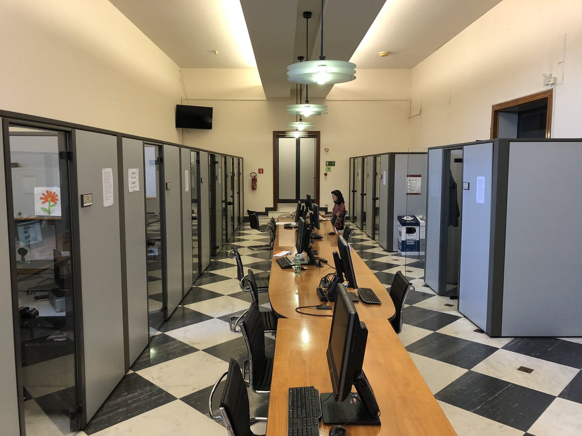 Des articles écrits souvent dans le bureau de  @LaCroix au-dessus du Vatican ou dans notre box  @HolySeePress (partagé avec l’excellente  @evaenlaradio de la radio espagnole  @COPE), lieu international de rencontres entre journalistes du monde entier