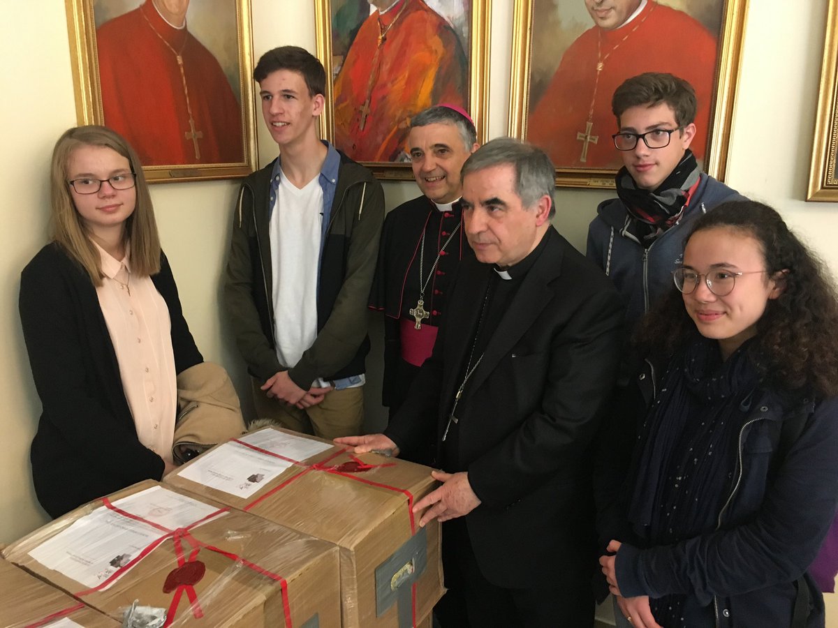 Que retenir de ces 4 ans ? Quelques images en vrac... Et d’abord celle du Père Hamel : comment oublier que mon premier jour  @HolySeePress fut ce 26 juillet 2016 ? Voir  @DioceseRouen apporter à Rome, en avril 2019, son dossier en béatification fut une émotion particulière...
