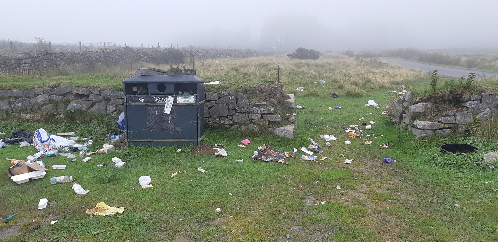NantGwrtheyrn1's tweet photo. Dyma’r llanast gafodd ei adael yma penwythnos diwethaf. 3 llond bag o sbwriel. Siomedig iawn ac nid yw’n dderbyniol o gwbwl. Os ydach chi’n dod am dro penwythnos yma, gofynnwn yn garedig i chi barchu’r ardal ac i fynd a’ch sbwriel adref efo chi.
@CyngorGwynedd 
@croesocymru https://t.co/GM5F43i58T