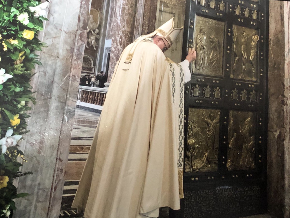 J’ai pu aussi vivre les derniers mois du Jubilé de la Miséricorde et la fermeture de la Porte sainte par  @Pontifex. Rendez-vous dans 5 ans pour le Jubilé ordinaire de 2025 ! (  @oss_romano)