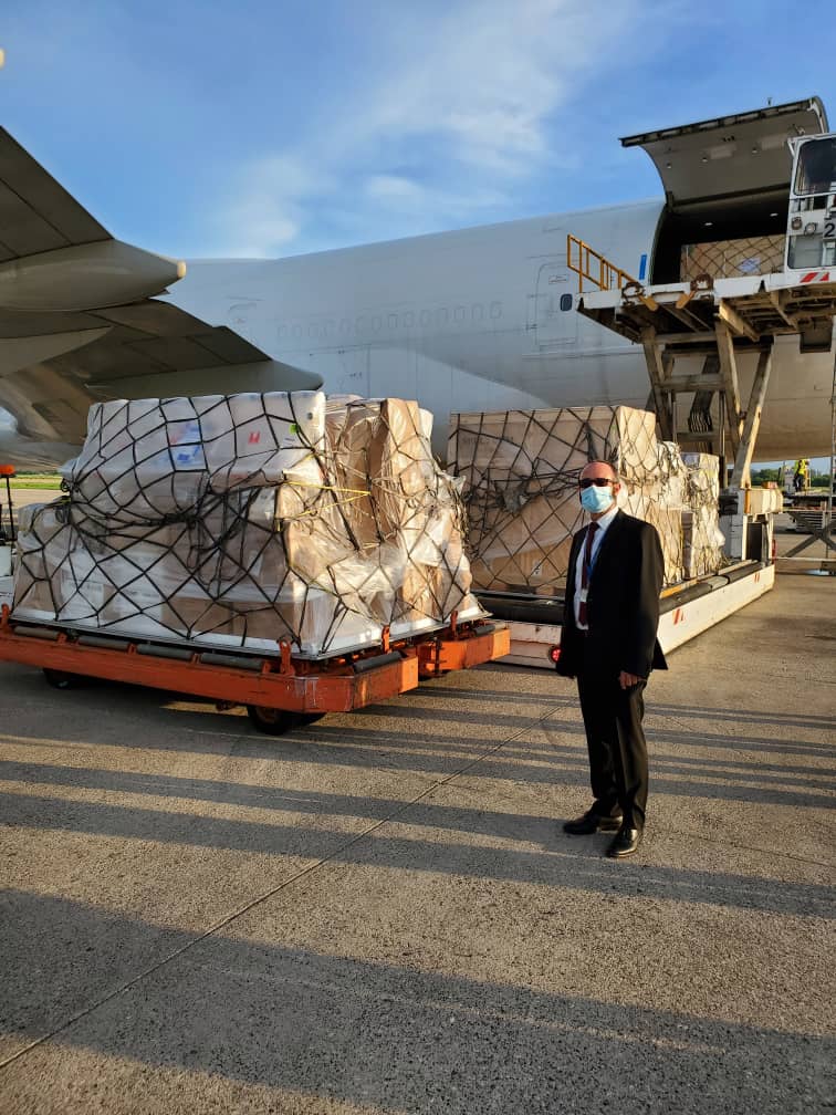 ambafranceht's tweet photo. #Covid19 | Présents sur le tarmac de l'aéroport de Port-au-Prince #Haïti🇭🇹 ce matin pour l'arrivée d'un nouveau vol organisé par l'Union Européenne 🇪🇺 et la France 🇫🇷 transportant 70 tonnes de matériel #humanitaire.
@eu_echo @CdCMAE  @EUDelegationHt https://t.co/GuDA8KNsWr