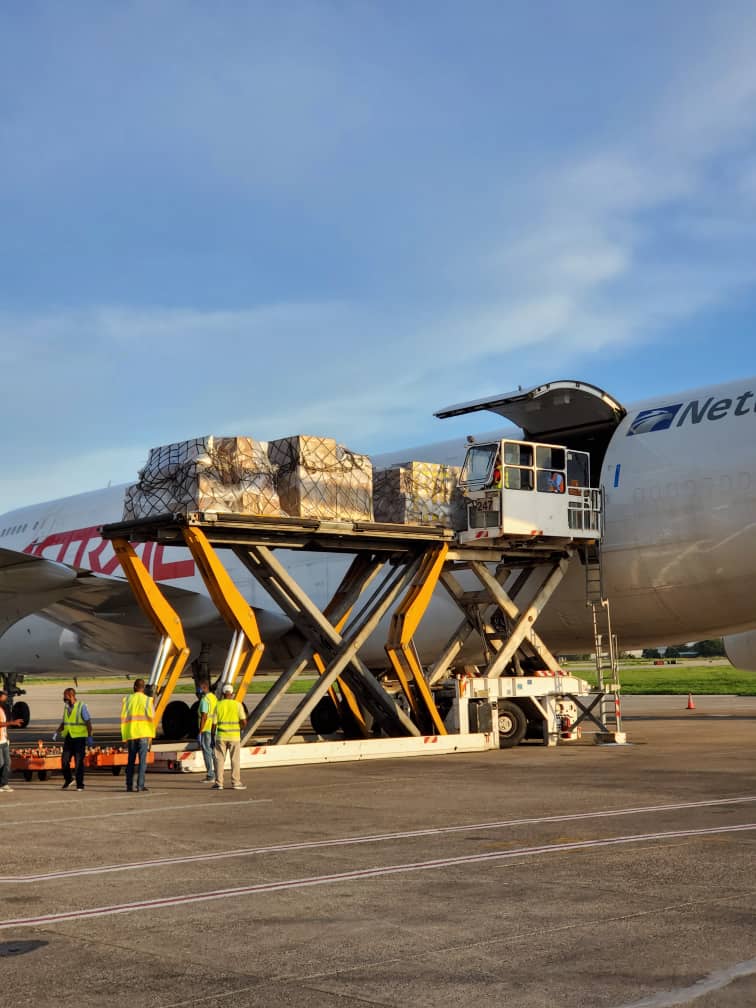ambafranceht's tweet photo. #Covid19 | Présents sur le tarmac de l'aéroport de Port-au-Prince #Haïti🇭🇹 ce matin pour l'arrivée d'un nouveau vol organisé par l'Union Européenne 🇪🇺 et la France 🇫🇷 transportant 70 tonnes de matériel #humanitaire.
@eu_echo @CdCMAE  @EUDelegationHt https://t.co/GuDA8KNsWr