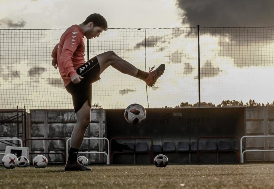 vareaoficial's tweet photo. El equipo se entrena esta tarde ya pensando en el partido del Domingo 

💨💨 ¡Último sprint! ¡Último esfuerzo! 💪🏻⚪️🔴

#cdvarea🔴⚪ 
#ORGULLOVAREA https://t.co/A0rKv14bZ9