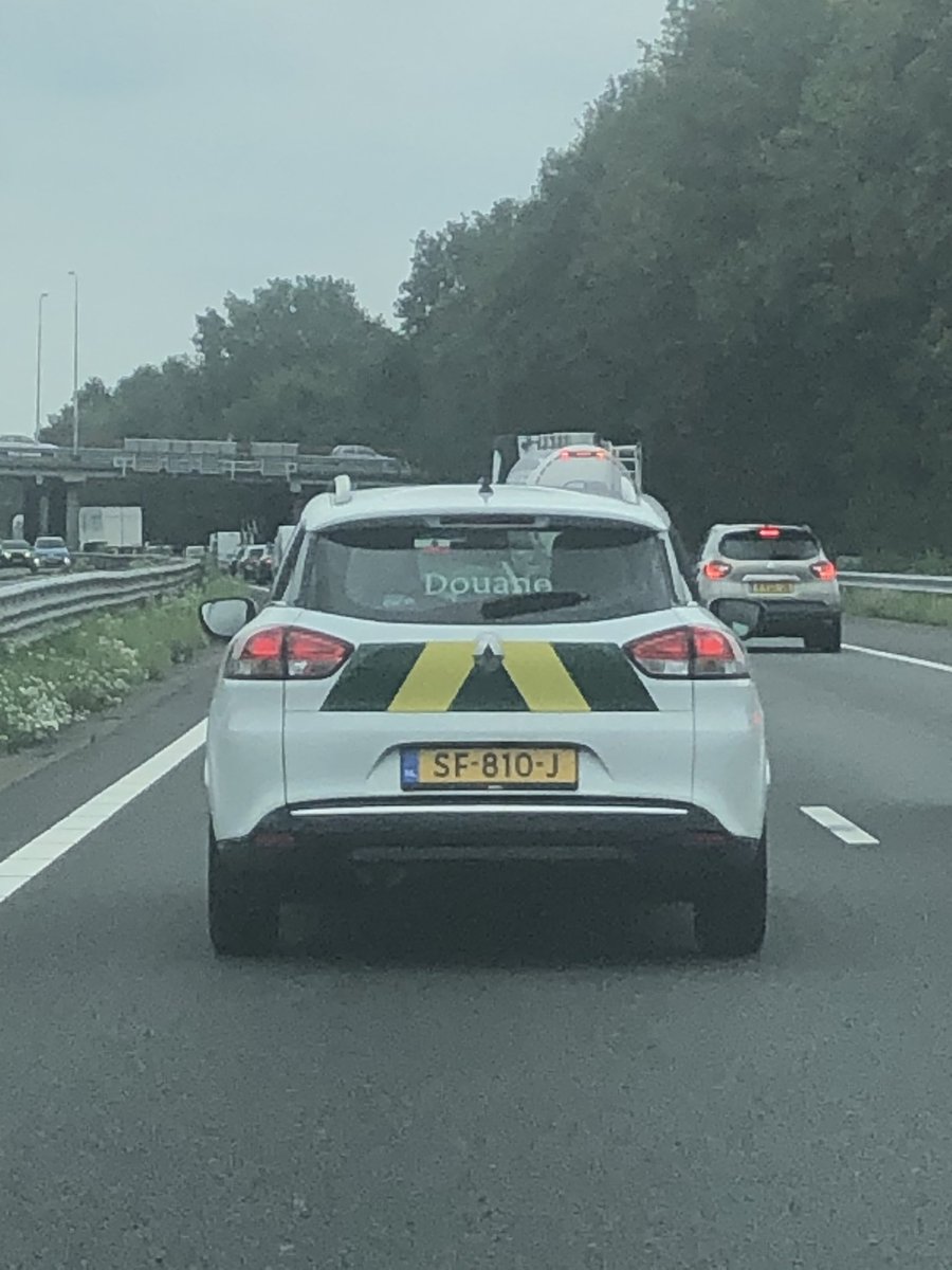 TheSubwayDriver's tweet photo. @Douane beste, deze collega van u heeft blijkbaar erg veel haast om thuis te komen! Ivm dat hij rechts inhaalde en ook steeds nummer kleeft op meerdere auto’s.. zou zo netjes zijn om deze collega er op aan te spreken. Want deze manier gaat straks nog een ongeluk veroorzaken.. https://t.co/0jDMtOYajJ