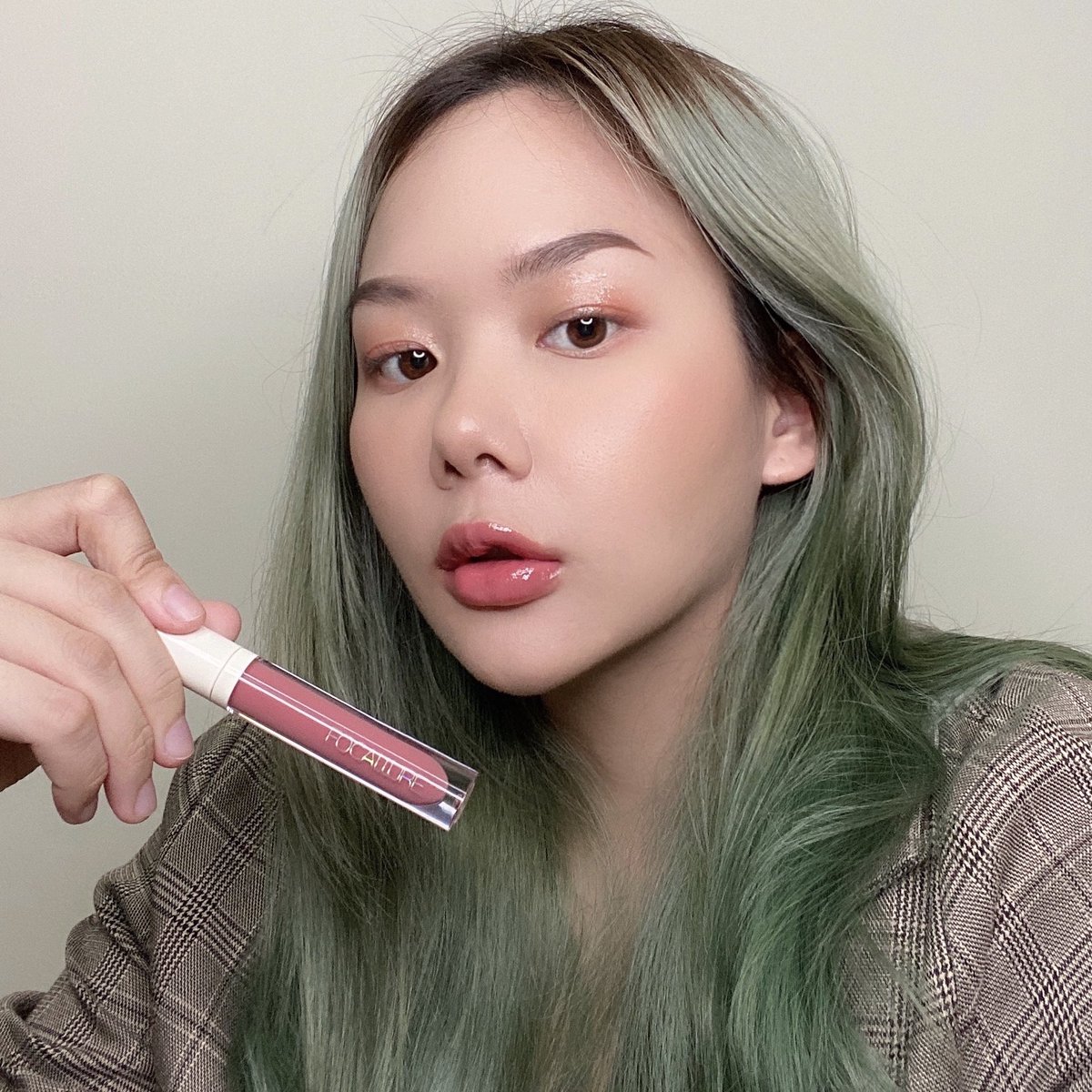 looookmai's tweet photo. ติดดาวเลย! ลิปสติกของ Focallure รุ่นนี้คือมาในแพ็คเกจสีเทียน เนื้อแมท หัวลิปทาง่าย ไม่เป็นก้อน ไม่ตกร่อง ละดีที่สุดคือสีชัดแน่น ติดทน สาวๆควรมีติดกระเป๋าไว้ แนะนำสี 10 แดงติ่งนํ้าตาลอมส้ม เข้าได้
กับทุกสีผิว ทาแล้วหน้าไบร์ทมากกก
ไปค่ะ พิกัดคลิกลิ้งค์เลย https://t.co/lAyxfcbpXm https://t.co/UDrPpxjCk6