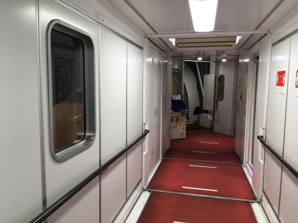 Tatra_T3_6892's tweet photo. 飛行機に乗る直前、ボーディングブリッジを通るこの瞬間のワクワク感がたまらく好き。誰かわかって。 https://t.co/NZhN7BsC5g