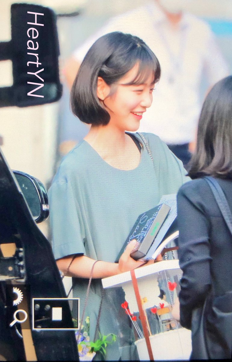 HeartYN_0118's tweet photo. 200717 뮤뱅 퇴근 프리퓨 

뮤뱅 마지막 퇴근길
1년 동안 넘넘 수고했어용 예은아 🥺🥺🥺

우리 곧 다시 만나자🥳🥳🥳

#신예은 #예은 #shinyeeun #yeeun #신예은 https://t.co/gK1Bq9513f