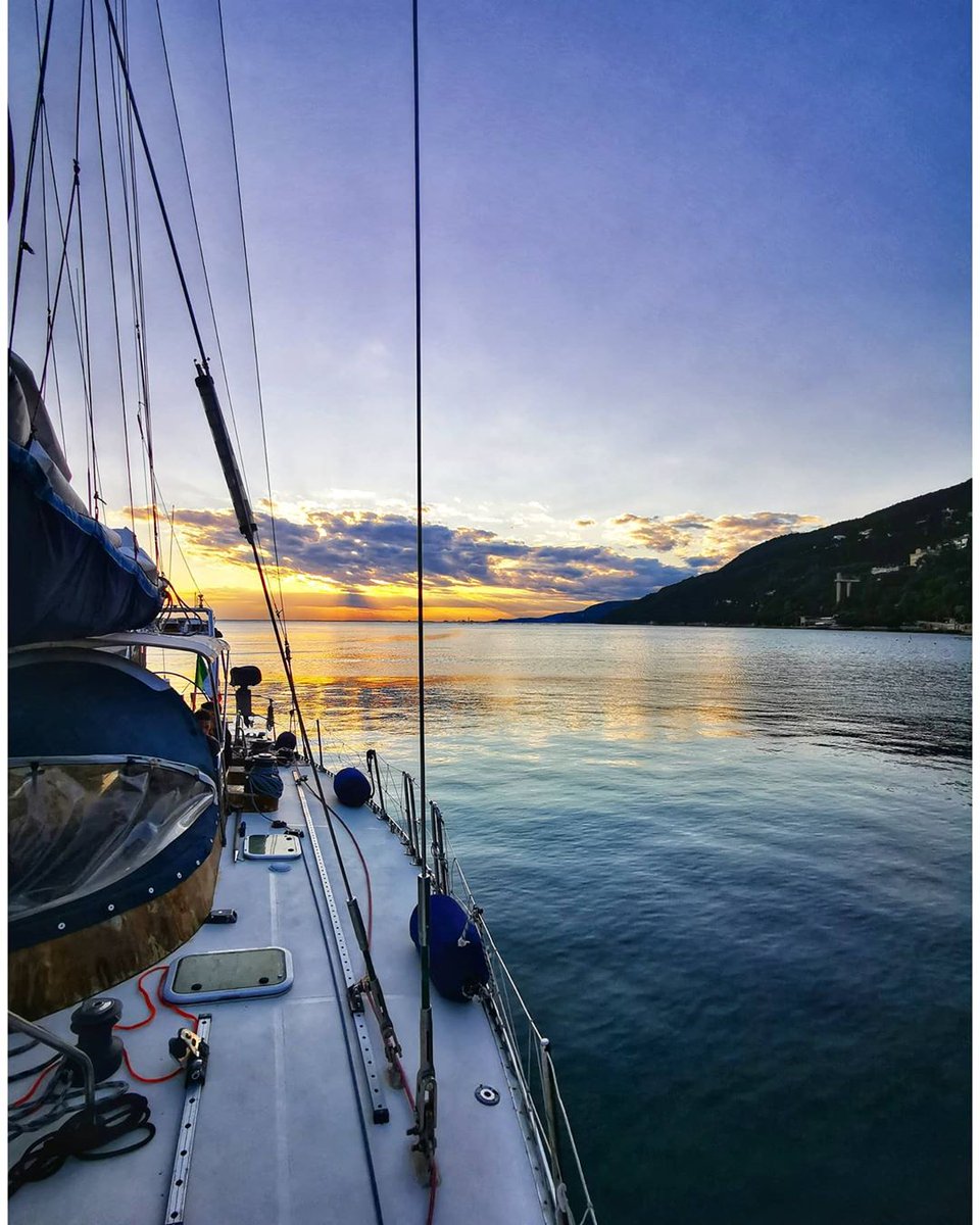 VisitFVG's tweet photo. Grazie a @silvvlis per questa magnifica foto 📸 scattata tra le onde 🌊 del Golfo di #Trieste.
Complimenti 👏👏👏!
#Grignano #Trieste https://t.co/A7s1vL6unY