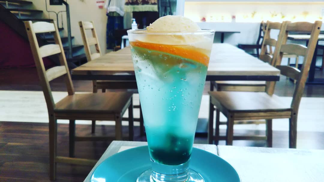 vv_butterfly_vv's tweet photo. #wavesnow #cafe #ブルークリームソーダ #パンケーキ #メイプル #バニラ #カフェ #スイーツ #函館元町 https://t.co/QYrbSAMl7M