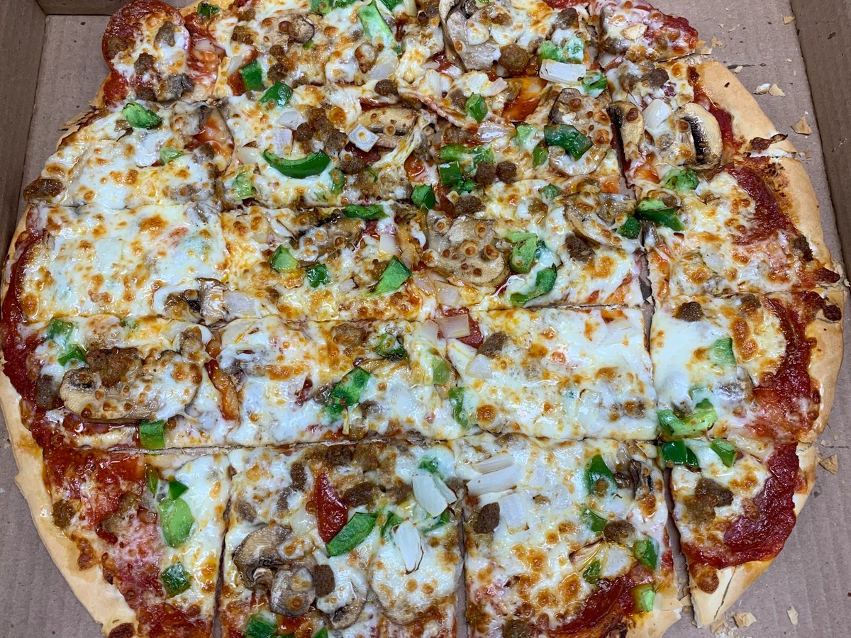 BGMisterBs's tweet photo. Ayyyoooo! It's #FreePizzaFriday! Hit that RT button for your chance to win a free large one topping from Mister B's! Must follow to win. 🍕🍕 https://t.co/GyE1i6edu0