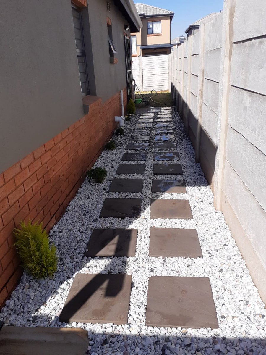 Nwabi_0913's tweet photo. We sell pebble stones for R100 per 20kg, stepping stones R60 each, edge bricks starts from R5 each. We are based in Midrand. Delivery is free #Zinhle #MandelaDay #67minutes https://t.co/vYHzxZxauK